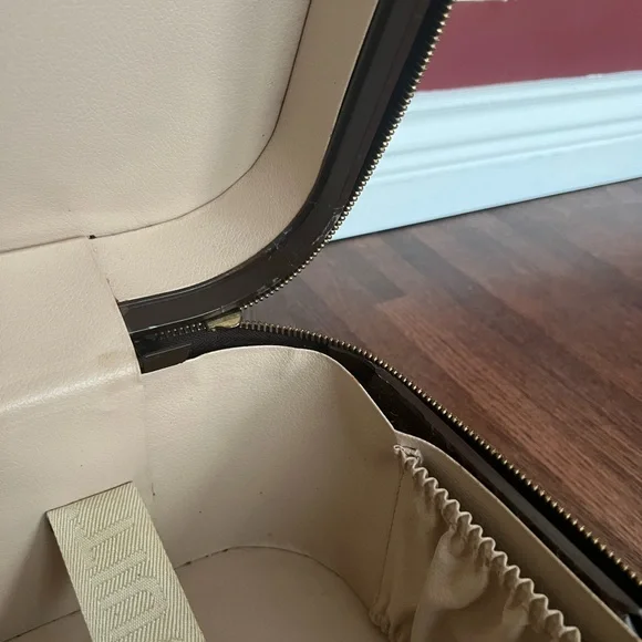 Authentic Louis Vuitton hard lock luggage trunk - Picture 10 of 12